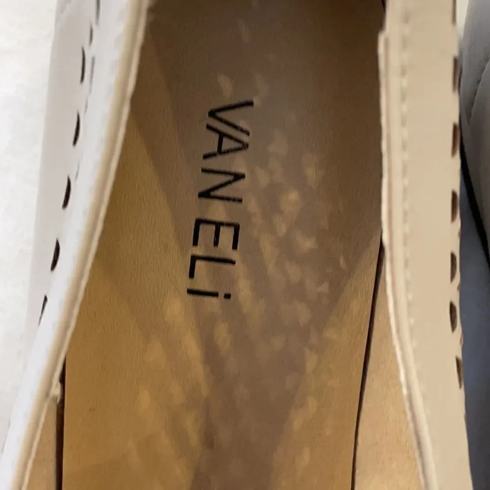 VANELI ECRU FLATS.  NEW.  STYLE IS FABRA